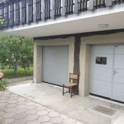 Decken-Sektionaltor Hanus Premium | Silber - RAL 9006 - Stucco 