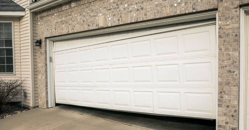 Zaletel sem se v garažna vrata